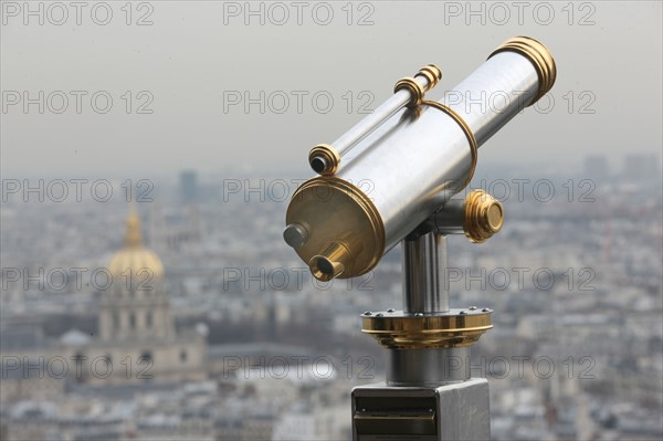 France, ile de france, paris 7e arrondissement, tour eiffel, interieur du monument concu par gustave eiffel, depuis le premier etage, panorama, dome des invalides, longue vue,