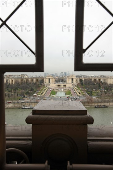 France, ile de france, paris 7e arrondissement, tour eiffel, interieur du monument concu par gustave eiffel, depuis le premier etage, panorama, vue sur le palais de chaillot et la defense,