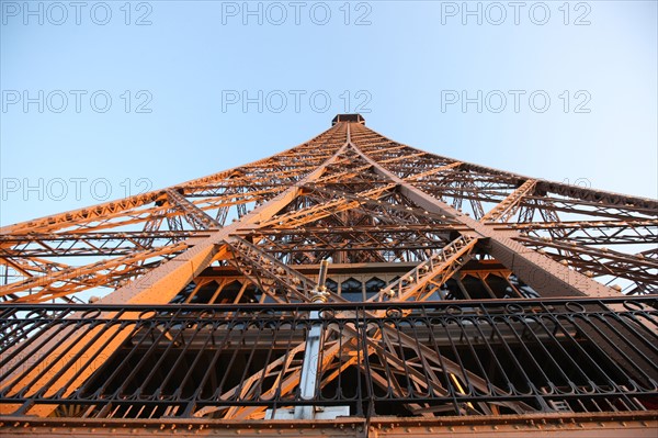 France, ile de france, paris 7e arrondissement, tour eiffel, vue depuis le 2e etage, vers le sommet,