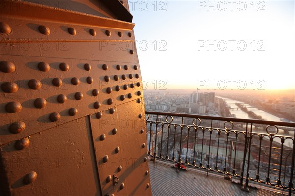 France, ile de france, paris 7e arrondissement, tour eiffel, vue depuis le 2e etage, nuit, tours du quai de grenelle, seine, pont de bir hakeim,