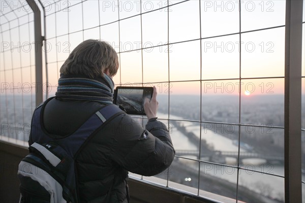 France, ile de france, paris 7e arrondissement, tour eiffel, vue depuis le 2e etage, vers les 16e arrondissement, seine, toits, touriste faisant une photo avec une tablette graphique, i pad,