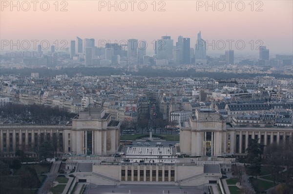 France, ile de france, paris 7e arrondissement, tour eiffel, vue depuis le premier etage, palais de chaillot, trocadero, seine, au loin la defense,