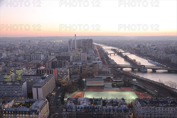 France, ile de france, paris 7e arrondissement, tour eiffel, vue depuis le 2e etage, nuit, tours du quai de grenelle, seine, pont de bir hakeim,