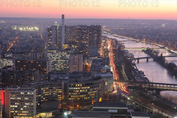 France, ile de france, paris 7e arrondissement, tour eiffel, vue depuis le 2e etage, nuit, tours du quai de grenelle, seine, pont de bir hakeim,