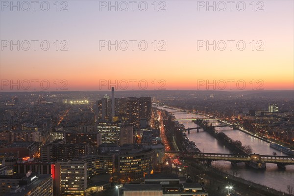 France, ile de france, paris 7e arrondissement, tour eiffel, vue depuis le 2e etage, nuit, tours du quai de grenelle, seine, pont de bir hakeim,