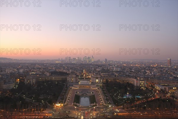 France, ile de france, paris 7e arrondissement, tour eiffel, vue depuis le premier etage, champ de mars, ecole militaire, tour montparnasse, nuit,