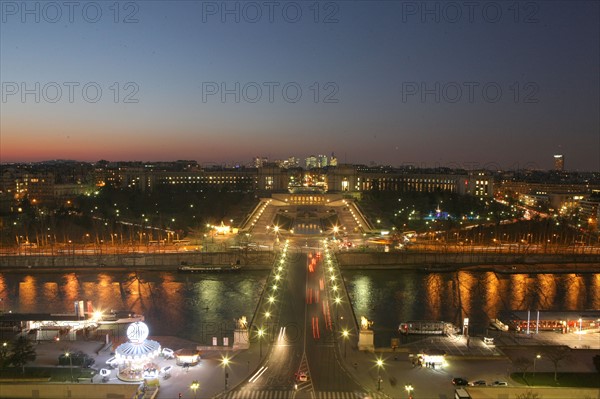 France, ile de france, paris 7e arrondissement, tour eiffel, vue depuis le premier etage, palais de chaillot, trocadero, seine, au loin la defense, nuit,