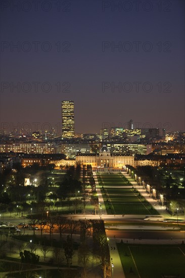 France, ile de france, paris 7e arrondissement, tour eiffel, vue depuis le premier etage, champ de mars, ecole militaire, tour montparnasse, nuit,