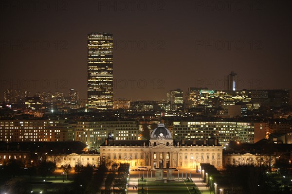 France, ile de france, paris 7e arrondissement, tour eiffel, vue depuis le premier etage, champ de mars, ecole militaire, tour montparnasse, nuit,