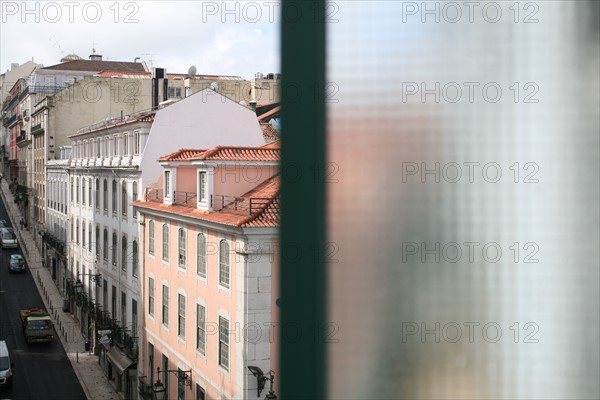 portugal, lisbonne, lisboa, signes de ville, rossio,  au pied de l'alfama, ruelle en escalier, facade immeuble, vue depuis l'hotel tejo
Date : septembre 2011