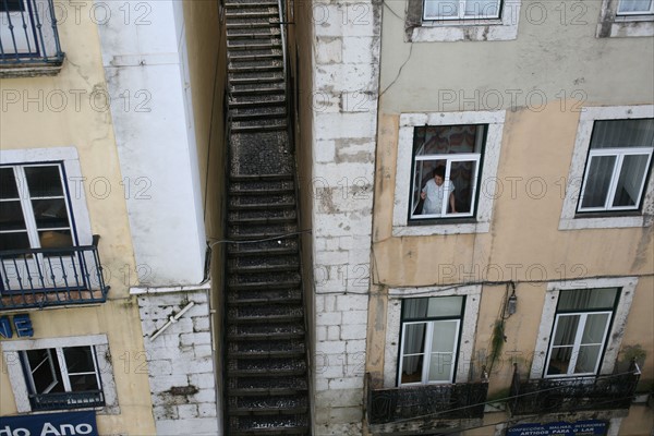 portugal, lisbonne, lisboa, signes de ville, rossio,  au pied de l'alfama, ruelle en escalier, facade immeuble, vue depuis l'hotel tejo
Date : septembre 2011