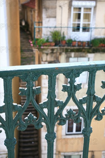 portugal, lisbonne, lisboa, signes de ville, rossio,  au pied de l'alfama, ruelle en escalier, facade immeuble, vue depuis l'hotel tejo
Date : septembre 2011