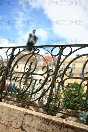 portugal, lisbonne, lisboa, signes de ville, alfama, vue depuis le tramway numero 28,  alfama, transport, interieur du tram, grille, gobelet, statue
Date : septembre 2011