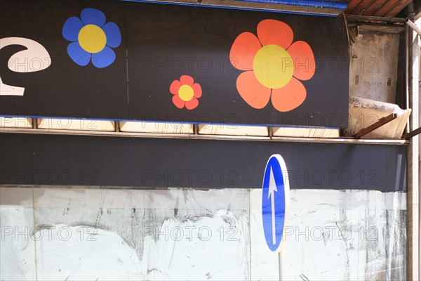 portugal, lisbonne, lisboa, signes de ville, lorgo do carmo,  paves, fleurs tombees des arbres, bairro alto, place, sol, voirie
Date : septembre 2011