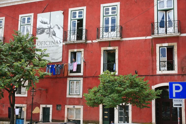 portugal, lisbonne, lisboa, signes de ville, tramway depuis le tramway numero 28, detail facades maisons, alfama, transport, interieur du tram, graffiti
Date : septembre 2011