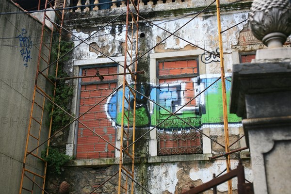 portugal, lisbonne, lisboa, signes de ville, tramway depuis le tramway numero 28, detail facades maisons, alfama, transport, interieur du tram, graffiti
Date : septembre 2011