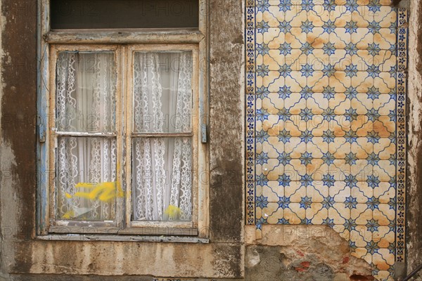 portugal, lisbonne, lisboa, signes de ville, tramway depuis le tramway numero 28, detail facades maisons, alfama, transport, idetail facade graffiti, azulejos, fenetre
Date : septembre 2011