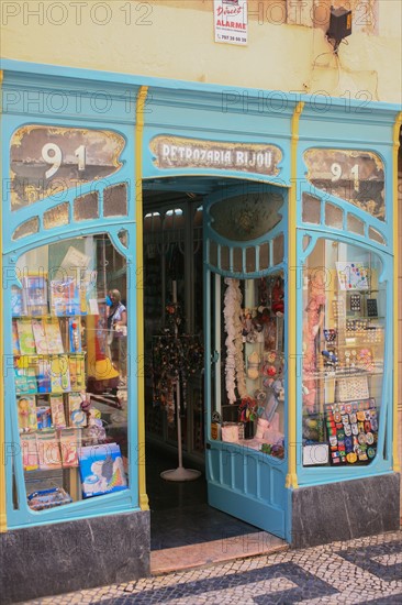 portugal, lisbonne, lisboa, signes de ville, tramway depuis le tramway numero 28, detail facades maisons, alfama, transport, interieur du tram, boutique retrozaria bijou, 3
Date : septembre 2011