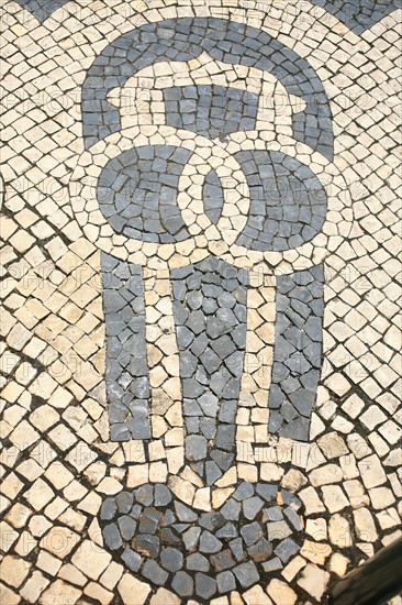portugal, lisbonne, lisboa, signes de ville, bairro alto, detail des paves formant visage, sol, voirie, place

Date : septembre 2011
