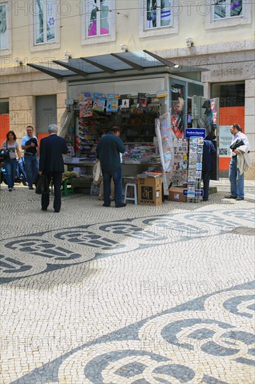 portugal, lisbonne, lisboa, signes de ville, bairro alto, detail des paves formant visages, sol, voirie, place, kiosque a journaux
Date : septembre 2011