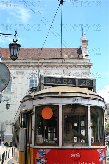 portugal, lisbonne, lisboa, signes de ville, tramway numero 28, detail cables, bairro alto, transport, interieur du tram , cables
Date : septembre 2011