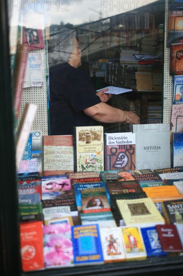 portugal, lisbonne, lisboa, signes de ville, bairro alto, detail de facades, librairie, boutique
Date : septembre 2011