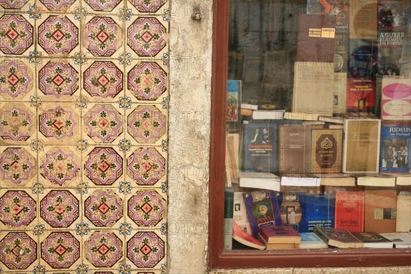 portugal, lisbonne, lisboa, signes de ville, bairro alto, detail de facades, librairie, boutique
Date : septembre 2011