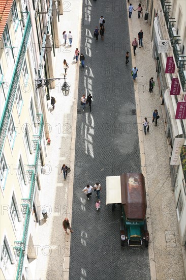 portugal, lisbonne, lisboa, signes de ville, bairro alto, vue d'ensemble, panorama, ciel d'orage, facades, vue sur la baixa en contrebas, elevador de santa justia
Date : septembre 2011