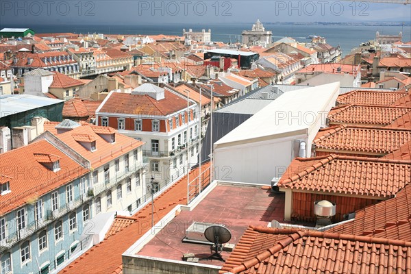 portugal, lisbonne, lisboa, signes de ville, bairro alto, vue d'ensemble, panorama, ciel d'orage, facades, vue sur la baixa en contrebas, elevador de santa justia
Date : septembre 2011