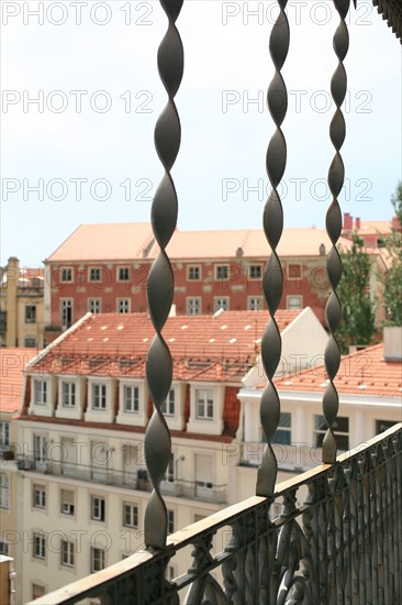 portugal, lisbonne, lisboa, signes de ville, bairro alto, vue d'ensemble, panorama, ciel d'orage, facades, vue sur la baixa en contrebas, elevador de santa justia
Date : septembre 2011