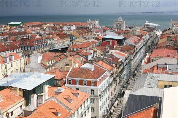 portugal, lisbonne, lisboa, signes de ville, bairro alto, vue d'ensemble, panorama, ciel d'orage, facades, vue sur la baixa en contrebas, elevador de santa justia
Date : septembre 2011