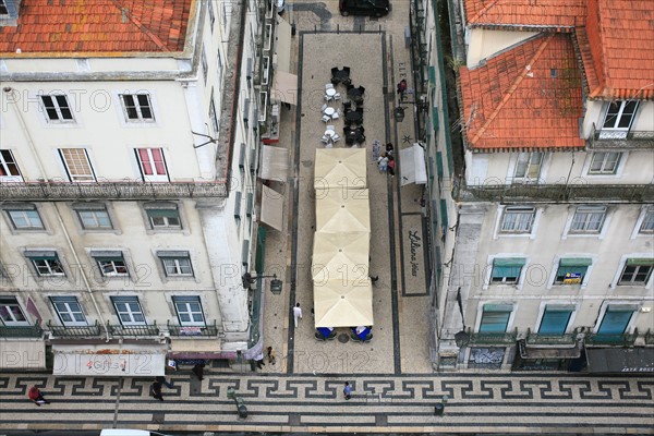 portugal, lisbonne, lisboa, signes de ville, bairro alto, vue d'ensemble, panorama, ciel d'orage, facades, vue sur la baixa en contrebas, elevador de santa justia
Date : septembre 2011