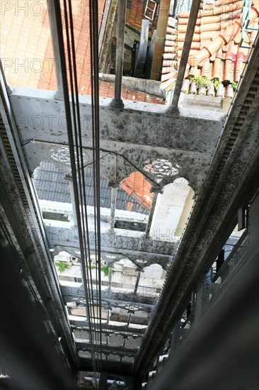 portugal, lisbonne, lisboa, signes de ville, bairro alto, vue d'ensemble, panorama, ciel d'orage, facades, vue sur la baixa en contrebas, elevador de santa justia
Date : septembre 2011