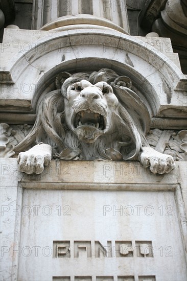 portugal, lisbonne, lisboa, signes de ville, baixa, banque, lion, sculpture, paves sol, voirie
Date : septembre 2011