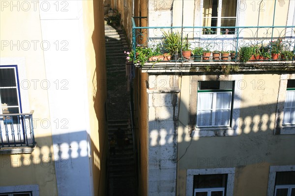 portugal, lisbonne, lisboa, signes de ville, rossio,  au pied de l'alfama, ruelle en escalier, facade immeuble, vue depuis l'hotel tejo
Date : septembre 2011