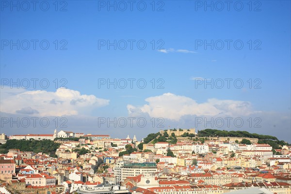 portugal, lisbonne, lisboa, signes de ville, belvedere, miraduro de san pedro de alcantara, sommet du funiculaire, panorama, bairro alto, place, sol, voirie
Date : septembre 2011