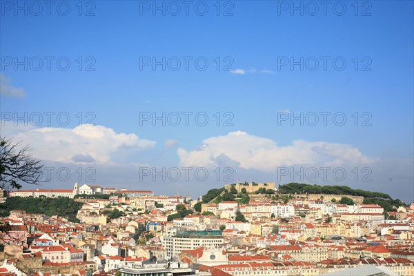 portugal, lisbonne, lisboa, signes de ville, belvedere, miraduro de san pedro de alcantara, sommet du funiculaire, panorama, bairro alto, place, sol, voirie
Date : septembre 2011