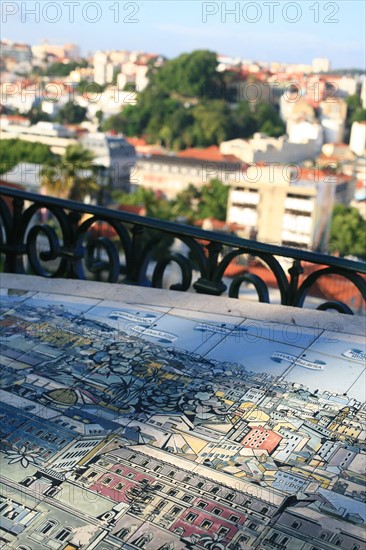 portugal, lisbonne, lisboa, signes de ville, belvedere, miraduro de san pedro de alcantara, sommet du funiculaire, panorama, bairro alto, place, sol, voirie
Date : septembre 2011