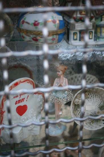 portugal, lisbonne, lisboa, signes de ville, baixa, detail de vitrine, belle captive, amor, danseuse
Date : septembre 2011