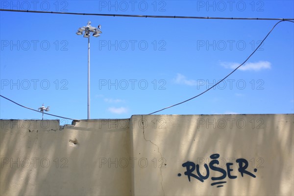 portugal, lisbonne, lisboa, signes de ville, belem, route entre monument et torre de belem, circulation, murs et cables electriques, signes de ville, lampadaires
Date : septembre 2011