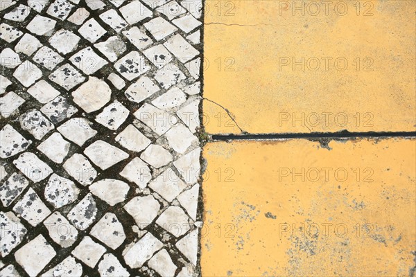 portugal, lisbonne, lisboa, signes de ville, belem, route entre monument et torre de belem, circulation, marquage au sol, signaletique, fleches, signes de ville, lampadaires, terrain vague
Date : septembre 2011