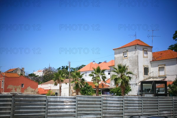 portugal, lisbonne, lisboa, signes de ville, belem, route entre monument et torre de belem, circulation, marquage au sol, signaletique, fleches, signes de ville, lampadaires, terrain vague
Date : septembre 2011