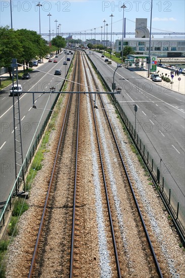 portugal, lisbonne, lisboa, signes de ville, belem, route entre monument et torre de belem, circulation, marquage au sol, signaletique, fleches, signes de ville, lampadaires, rails, tram
Date : septembre 2011