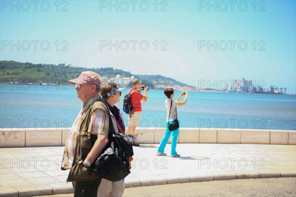 portugal, lisbonne, lisboa, signes de ville, belem, port, route entre monument et torre de belem, touristes en tous sens, circulation, marquage au sol, signaletique, fleches, signes de ville
Date : septembre 2011