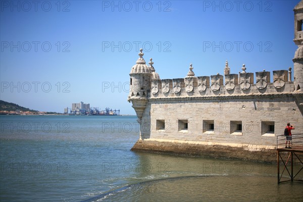 portugal, lisbonne, lisboa, signes de ville, belem, port, torre de belem, circulation, marquage au sol, signaletique, fleches, signes de ville
Date : septembre 2011