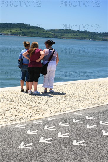 portugal, lisbonne, lisboa, signes de ville, belem, marquages au sol, signaletique, monument des decouvertes, place, pont sur le tage, touriste sur les quais
Date : septembre 2011