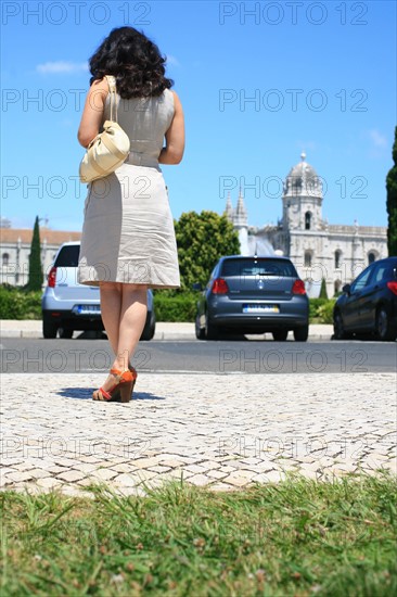 portugal, lisbonne, lisboa, signes de ville, belem, monastere des Hieronimytes, monasteiro dos jeronimos, jeune femme attendant sur le trottoir
Date : septembre 2011