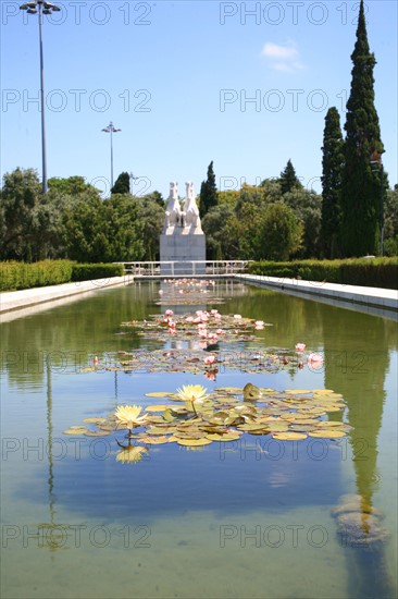 portugal, lisbonne, lisboa, signes de ville, belem, monastere des Hieronimytes, monasteiro dos jeronimos, jardins et bassins
Date : septembre 2011