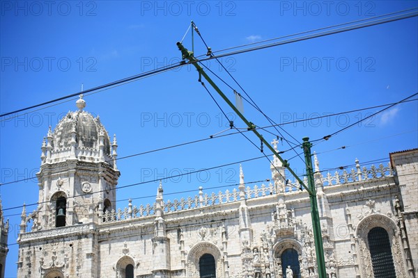 portugal, lisbonne, lisboa, signes de ville, belem, monastere des Hieronimytes, monasteiro dos jeronimos cables de tramway, dome, facade
Date : septembre 2011