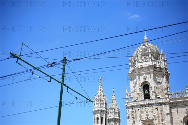 portugal, lisbonne, lisboa, signes de ville, belem, monastere des Hieronimytes, monasteiro dos jeronimos cables de tramway, dome, facade
Date : septembre 2011